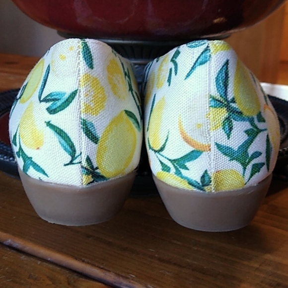 Aerosoles Silver Platter Open Toe Wedge Heel. 8 M. White,Yellow,Green Citrus - Picture 4 of 9